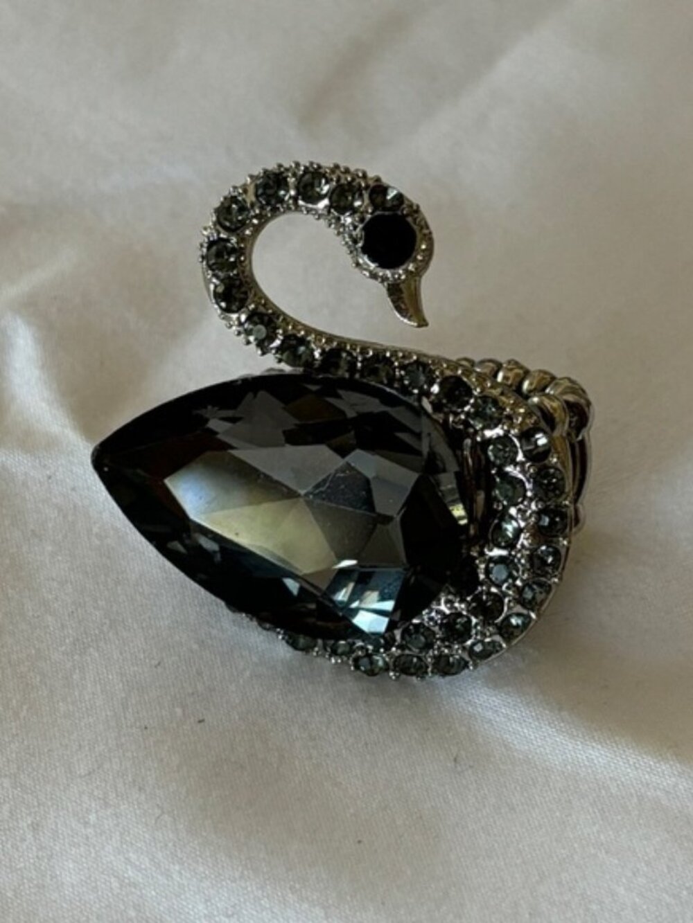 Beautiful Rhinestone Swan Stretchy Ring
